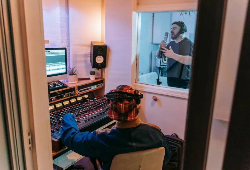 Skip the Label: How Independent Artists Are Landing on Real Radio Right Now